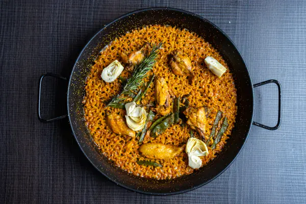Paella valenciana de pollo, judías verdes y habas, Bar Adriana Sevilla junto a la Giralda